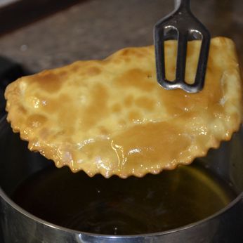Чебуреки на пиві з моцарелою (500 г)