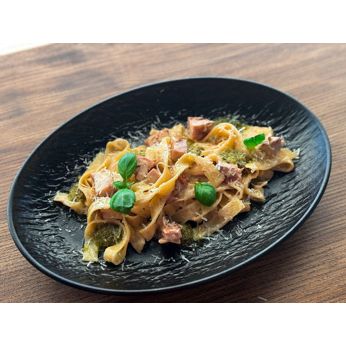 Паста з курячим бедром та соусом песто