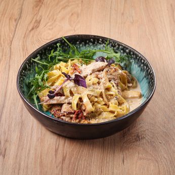 Паста з куркою, грибами та в'яленими томатами (310 г)