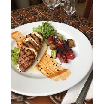 Куряча грудинка з карамелізованими овочами та сирним соусом (280 г)