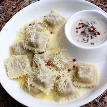 Равіолі з томленою телятиною та грибним соусом (200/50 г)