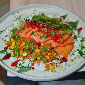 Стейк лосося з овочами WOK та полуничним соусом (300 г)