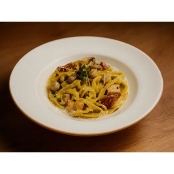 Тальятеле з куркою, грибами та в'яленими томатами