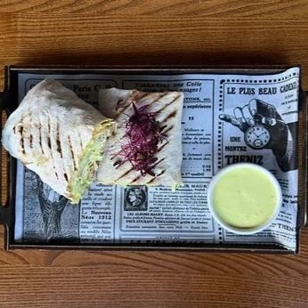 Шаурма з курячим бедром, свіжими овочами та сирним соусом (350 г)
