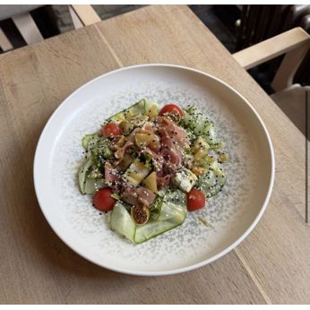 Салат з прошуто та в’яленим інжиром