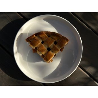 Яблучний пиріг з родзинками та ромом