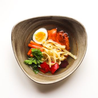 Бульйон з домашнього курчати з овочами та курячим бедром (370/30 г)