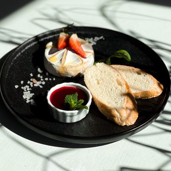 Камамбер запечений з грінками (120 г)