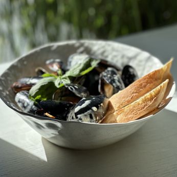 Мідії у вершковому соусі з грінками (350 г)