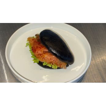 Бао з лососем та кімчі огірочком