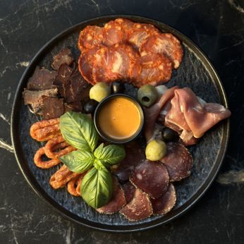 Плато вʼялених делікатесів (150 г)