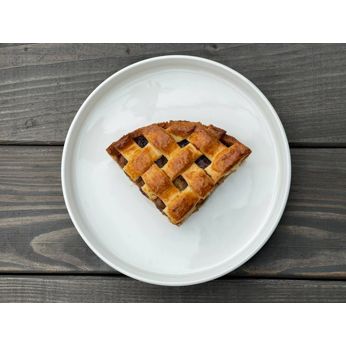 Яблучний пиріг з родзинками та ромом