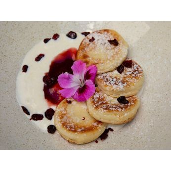 Сирники з сметаною  та полуничним джемом (240 г)