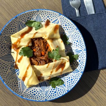 Млинці з томленою телятиною та соусом BBQ (250 г)