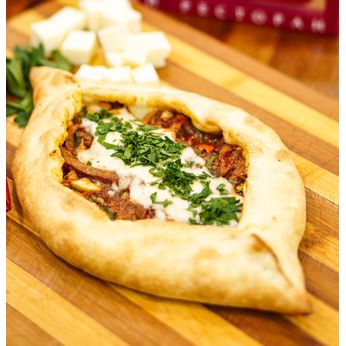 Аджарі з бринзою та томленою телятиною (350 г)