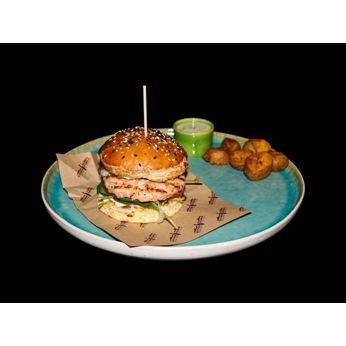 Бургер з креветкою, соковитим томатом, шпинатом і цибулею