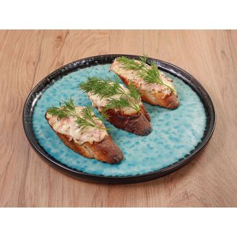 Гаряча брускета з моцарелою та шинкою