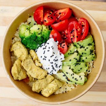 Боул з кус-кусом, овочами та куркою