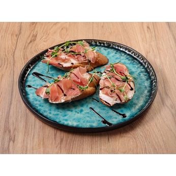 Брускета з крем-сиром та прошуто крудо