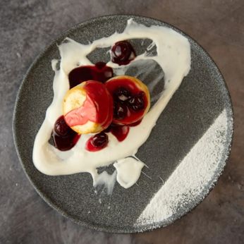 Сирна запіканка зі сметаною та вишневим соусом (180 г)