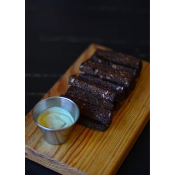 Житні сухарики з часниковим соусом (150/30 г)