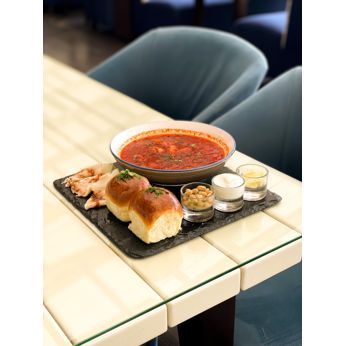 Панський борщ з пампушками, салом та часником (300 г)