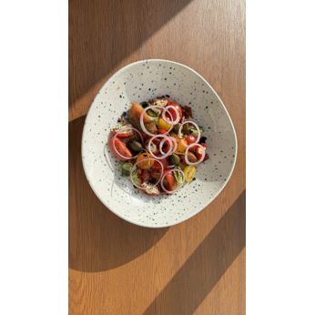 Грецький з фаршированими перцями сиром фета, свіжими овочами та каперсами