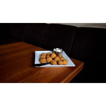 Сирні голди з соусом айворі (190/30 г)
