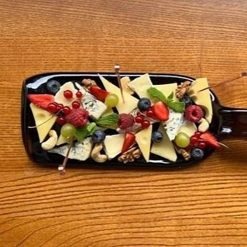 Сирне плато з горіхами та сезонними фруктами (180 г)