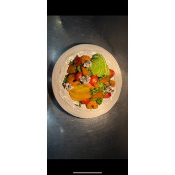 Салат з креветками, манго і горіховим соусом