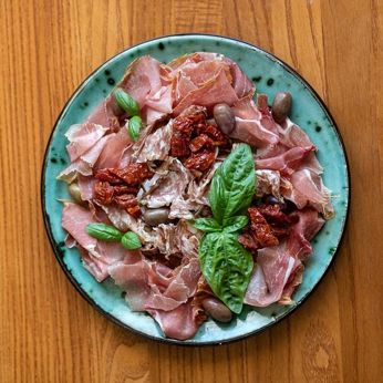 М'ясне плато з каперсами та маслинами (170 г)