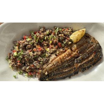 Риба макрель з кіноа та пряною сальсою