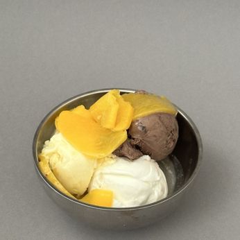 Морозиво з топінгом на вибір (150 г)