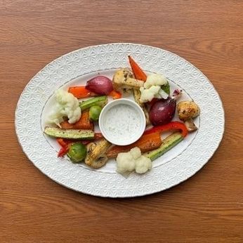 Овочі гриль з часниковим соусом (350 г)