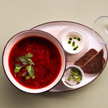 Борщ зі свинними ребрами, чорносливом та копченою сметаною (400/40 г)