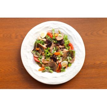 Салат з язиком та вареними овочами, заправлений соусом тонато