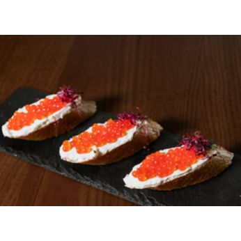 Брускета з червоною ікрою