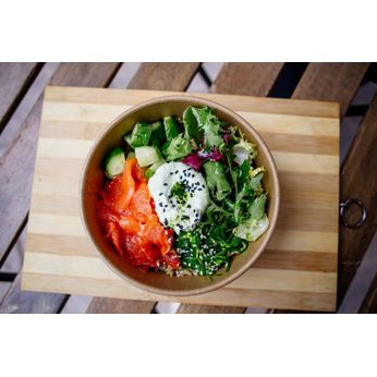 Боул з кіноа, лососем та чукою