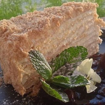 Наполеон з ягідним соусом (180/50 г)