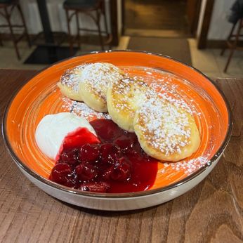 Сирники зі сметаною та вишнями (200/30/30 г)