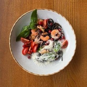 Паста з чорнилом каракатиці, морепродуктами та соусом качуко (350 г)