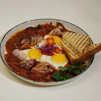 Шакшука з беконом, болгарським перцем та перцем чілі (330 г)